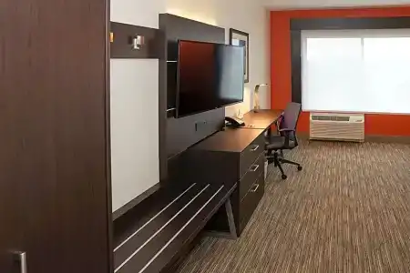 Holiday Inn Express & Suites - Aurora Medical Campus, An Ihg - 65