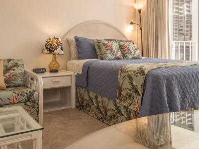 Tropical Studios At Marine Surf Waikiki - Free Parking - Best Location - Full Kitchen - Swimming Pool - 140
