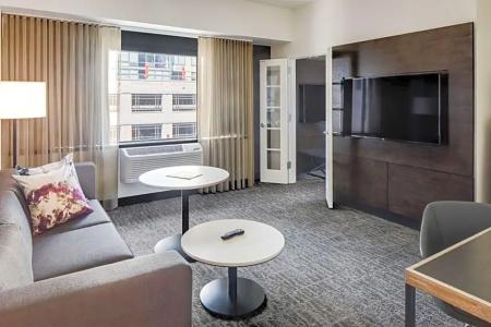 DoubleTree by Hilton & Suites - 72