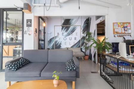 Beige Poshtels + Netflix - 1