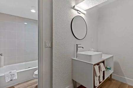 TraveInn & Suites by Wyndham Airport - 44