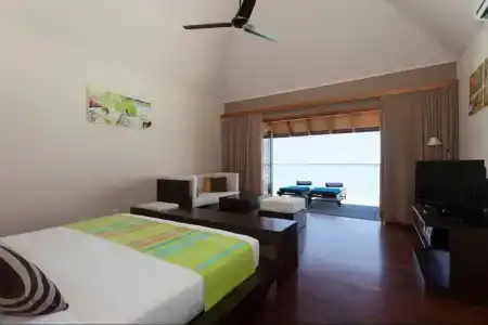 Veligandu Island Resort & Spa - 3