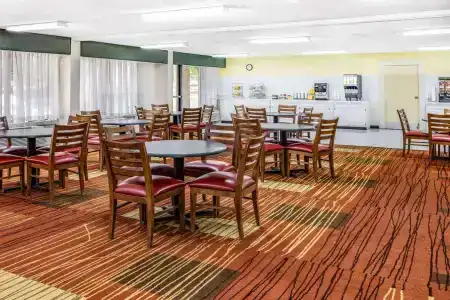 Days Inn & Suites by Wyndham Colonial - 12