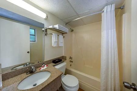 Super 8 by Wyndham Sarasota Area - 26