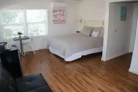 Seaside Laguna Inn & Suites - 25