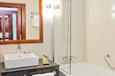 DoubleTree by Hilton Bratislava - 46
