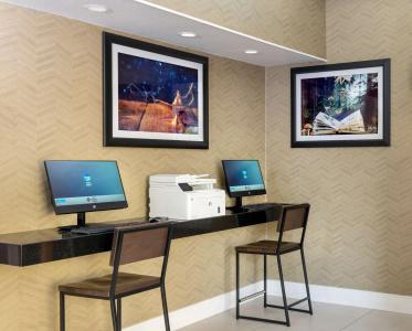 Best Western Plus Raffles Inn & Suites - 2