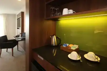 Rydges Latimer - 94