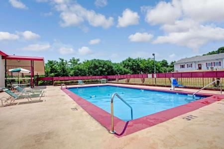 Days Inn by Wyndham West - 8