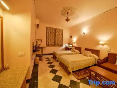 Arya Niwas - 172