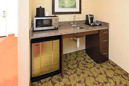 Hilton Garden Inn Airport - 81