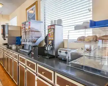 Econo Inn & Suites - 9
