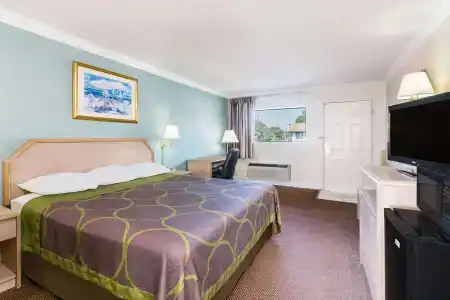 Super 8 by Wyndham Ft Walton Beach - 1