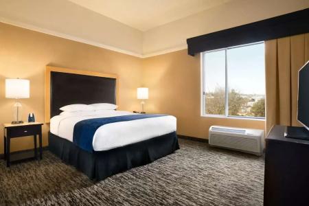 DoubleTree by Hilton Airport - 46