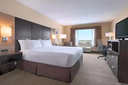 DoubleTree by Hilton Airport - 47