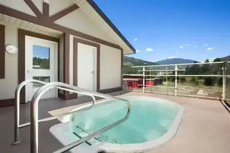 Days Inn & Suites by Wyndham - 9