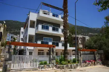 Neruda Pension - 0
