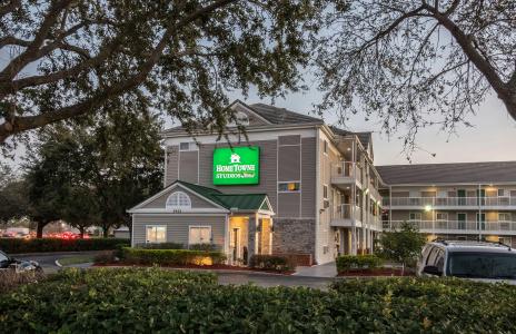 HomeTowne Studios by Red Roof Orlando South - 21