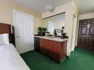 Rogue Regency Inn & Suites - 43