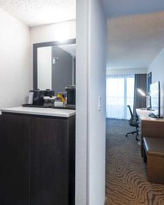 DoubleTree by Hilton North - 59