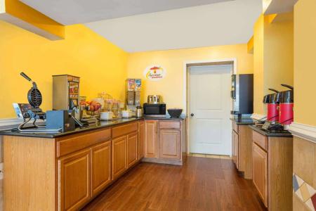 Super 8 by Wyndham Virginia Beach Oceanfront - 14