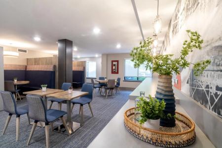 Oxford Suites Portland - Jantzen Beach - 13