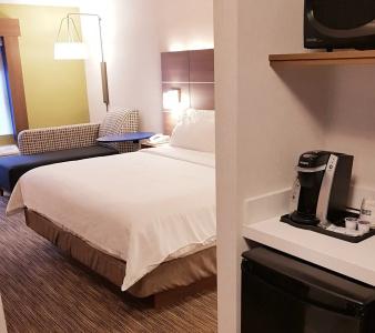 Holiday Inn Express and Suites, an IHG - 3