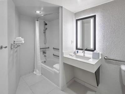 Four Points by Sheraton Downtown - 74