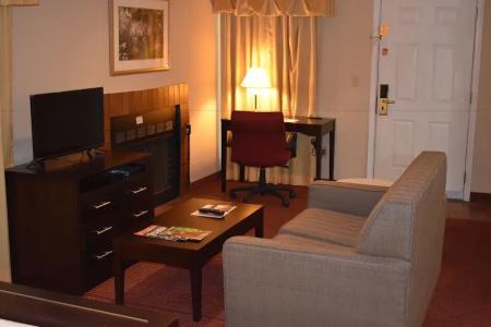Hawthorn Suites East - 41