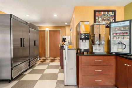 Days Inn by Wyndham Long Island City - 11