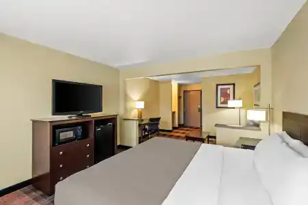 Quality Inn & Suites Airport - 66