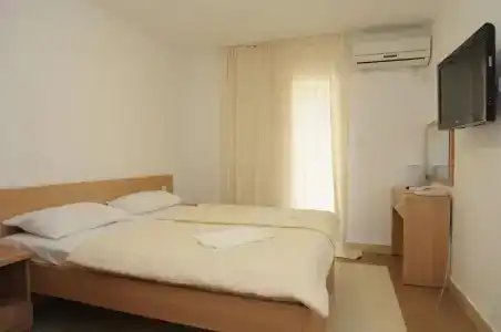 Anita - 24