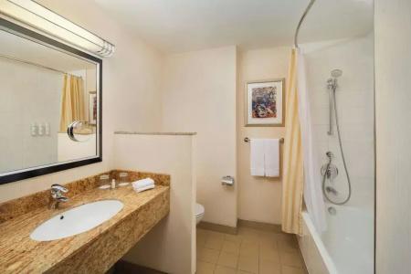 Courtyard by Marriott Prague City - 43