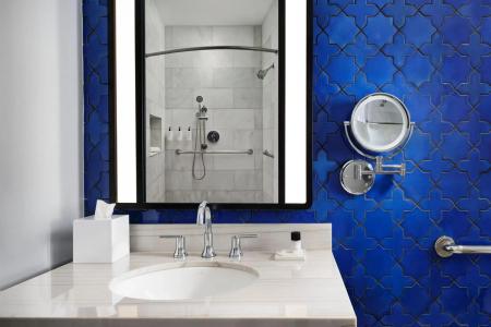 Triada, Autograph Collection - 29