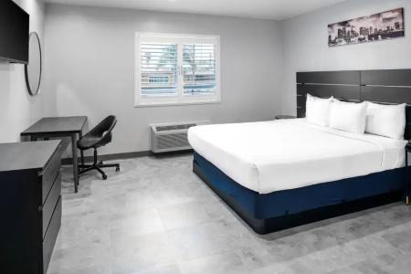 Hollywood Inn Express Lax - 35