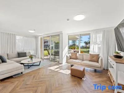 Burleigh Beach Tower - 205