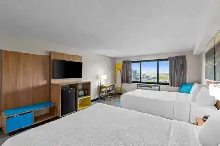 Days Inn & Suites by Wyndham Airport - 4