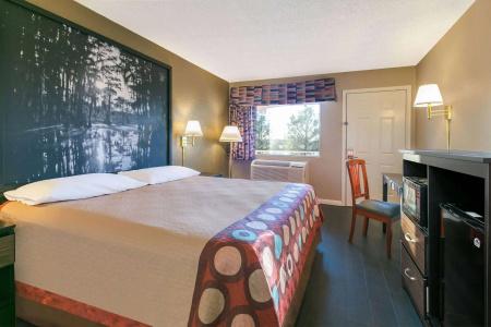 Super 8 by Wyndham North - 3