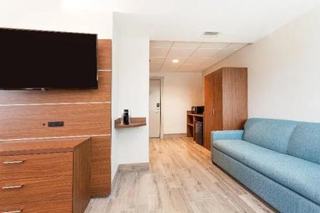 Holiday Inn Express & Suites Beach Beachfront by IHG - 67