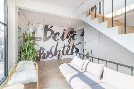 Beige Poshtels + Netflix - 14
