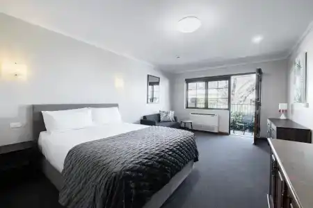 Adelaide Inn - 1