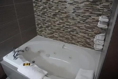 Four Points by Sheraton & Suites West - 40
