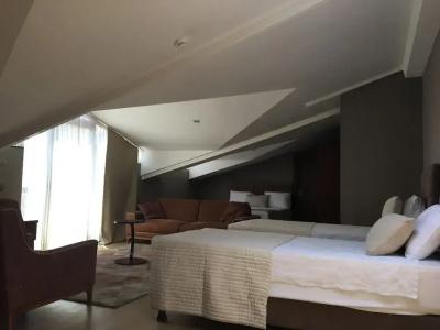 The Elegant - 103