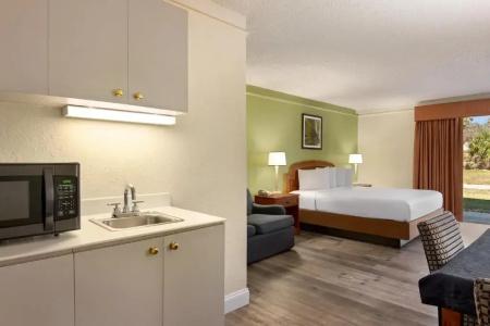 Baymont by Wyndham - Intl Speedway - 35