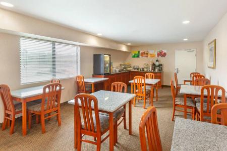Quality Inn & Suites Oceanside Near Camp Pendleton - 18