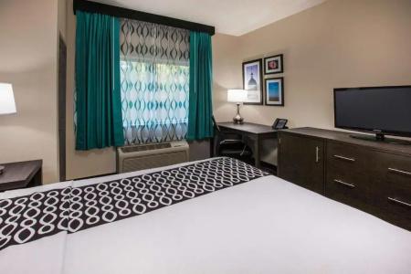 La Quinta Inn by Wyndham Indianapolis North at Pyramids - 28