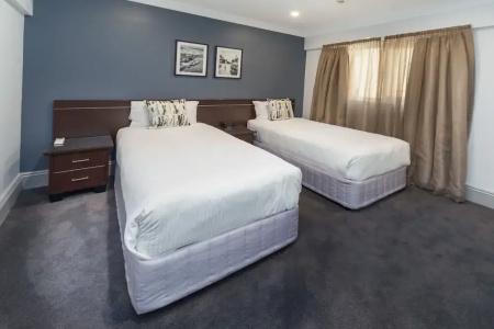 Hyde Park Inn - 130