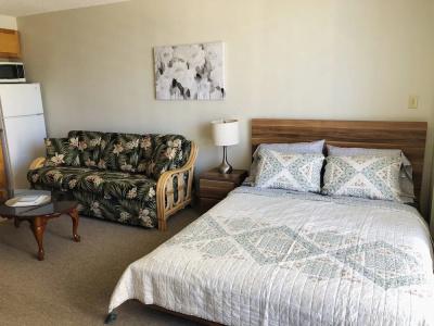 Tropical Studios At Marine Surf Waikiki - Free Parking - Best Location - Full Kitchen - Swimming Pool - 169
