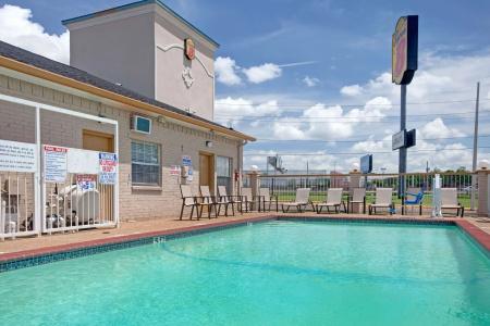 Super 8 by Wyndham Dallas East - 9