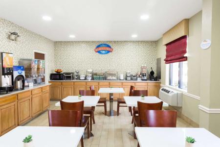 Baymont by Wyndham Savannah/Garden City - 10